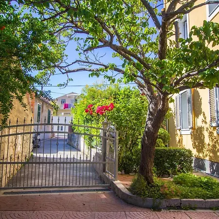 Holiday Arboretum Apartment